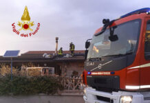 Fiamme sul tetto di un’abitazione ad Atripalda, spento un principio incendio