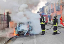 Auto in fiamme all’alba ad Altavilla Irpina, danni a un palazzo