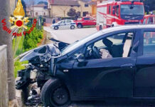 Auto contro un muretto a San Martino Valle Caudina, 2 feriti