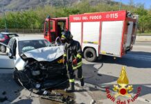 Scontro frontale fra due auto a Mercogliano alla rotonda del Loreto