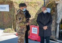 De Luca nel centro vaccinale militare di Avellino. «Sinergia con l’Esercito contro il Covid»