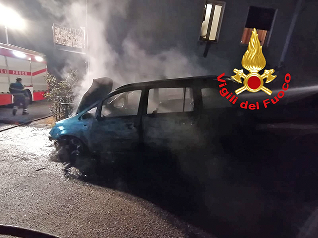 Auto incendiata ad Aiello del Sabato, indagano i Carabinieri