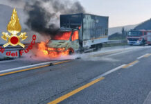 Autocarro in fiamme sull’A16 a Monteforte Irpino, illeso il conducente