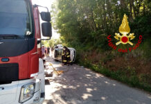 Auto ribaltata a Sant’Angelo dei Lombardi, 2 giovani donne ferite all’ospedale