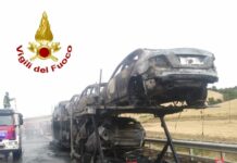 Bisarca con 9 autovetture in fiamme a Candela, sei squadre dei vigili del fuoco sul posto