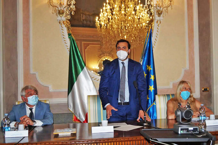 Il Sottosegretario Carlo Sibilia in Prefettura accanto al Prefetto di Avellino, Paola Spena, e al Presidente della Provincia, Domenico Biancardi