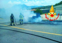 Furgone a fuoco in transito a Montemiletto, 6 in fuga