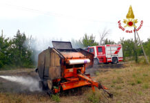 Mezzo agricolo in fiamme a Fontanarosa mentre confezionava fieno