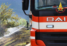 Sterpaglie in fiamme a bordo autostrada ad Avellino. Incendio spento