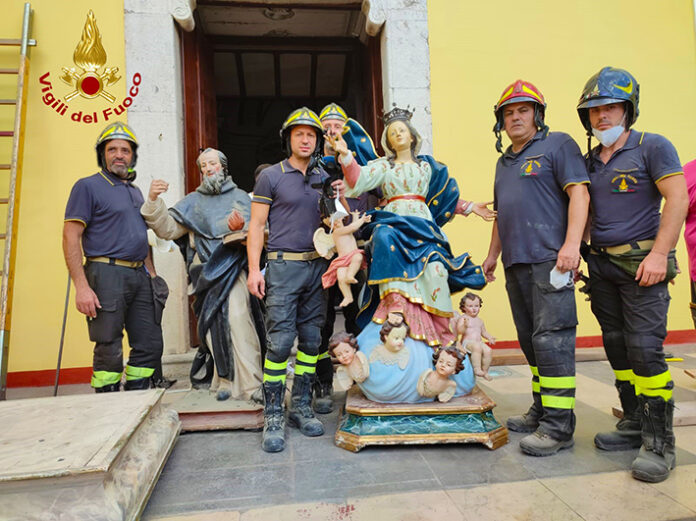 Crollato il soffitto nella chiesa dell'Assunta a Taurano, intatte le statue di Sant'Antonio e Maria Santissima Assunta, recuperate dai Vigili del Fuoco tra le macerie