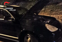 Porsche incendiata a Pratola Serra, indagano i Carabinieri