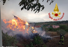 Deposito agricolo in fiamme a Frigento: Vigili del Fuoco sul posto