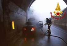 Auto in fiamme sulla SS7 sotto la galleria di Chiusano San Domenico