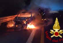 Auto in fiamme sull’A16 a Monteforte, in salvo il guidatore