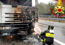 Autotreno in fiamme sull’A16 a Monteforte e Tir fuori strada ad Atripalda