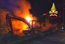 Escavatore in fiamme a Grottolella nella notte in via Roma