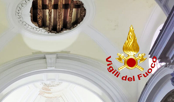 Cede il soffitto nella chiesa di Santo Stefano a Baiano nella notte