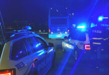 Sasso dal cavalcavia sul bus dell’AIR: terrore sull’autostrada A16