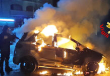 Auto in fiamme nella notte a Summonte, danni anche ad altri 2 veicoli