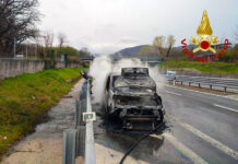 Auto in fiamme sull’A16 nei pressi di Avellino Ovest, in salvo l’automobilista
