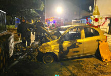 Auto bruciata a Forino nella notte, incendiata in via Carpini