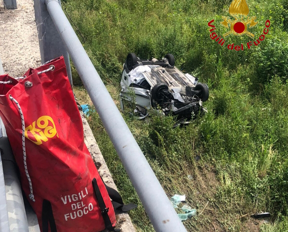 Furgone nel vuoto per 10 metri sulla Provinciale di Lioni: 33enne originario di Contrada è stato estratto dalle lamiere e trasportato all'ospedale