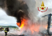 Rogo a Lacedonia lungo l’A16: in fiamme tir carico di batterie per auto