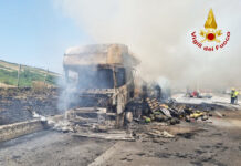 Tir carico di angurie a fuoco sull’autostrada A16 a Vallata