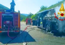 Bus in fiamme con 26 passeggeri a bordo sull’autostrada A16 a Monteforte
