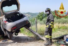 Auto contro un palo a Pietrastornina, 56enne all’ospedale