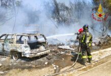 Veicoli in disuso dati alle fiamme a Domicella: 5 ore per spegnere il rogo