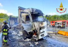 Tir carico di plastica in fiamme sull’A16 a Montemiletto