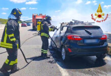 Auto in fiamme sull’A16 a Monteforte Irpino, anziana fugge e cade: medicata