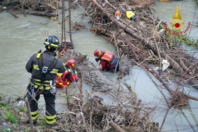 Vento e pioggia in Irpinia, Vigili del Fuoco impegnati in interventi di soccorso. Nella foto: operazioni sull'alveo del fiume Calore nei pressi di Mirabella Eclano