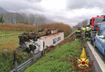 Tir ribaltato sul Raccordo Salerno-Avellino finisce in una scarpata