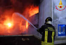 Incendio nella notte in uno stabilimento di Avellino. Rilievi in corso