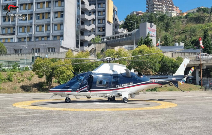 Controlli del territorio da parte dei Carabinieri con elicotteri e pattuglie